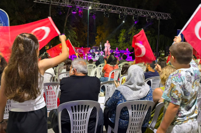 Bursa'da Zafer Haftası başladı: Kültürpark'ta türkü şöleni