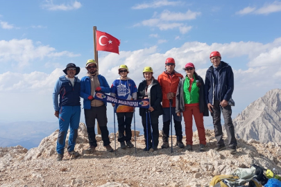 İnegöllü dağcılar Zafer Bayramı'nda Aladağlar zirvesinde!