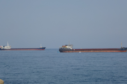 Karadeniz'de ticaret durdu: Dron saldırıları gemileri vurdu