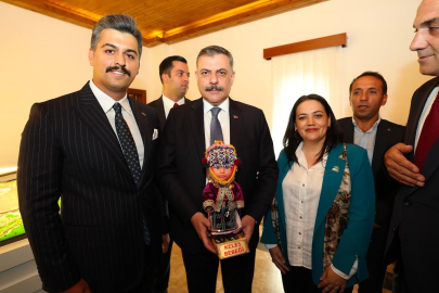 Bakan Çiftçi'ye Malazgirt'te anlamlı Keles Bebeği hediyesi