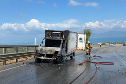 İznik'te seyir halindeki kamyonet alev alev yandı!