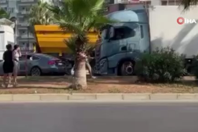 Kaza sonrası korku dolu anlar: Tır şoförü, camını kıran sürücünün aracına çarpıp kaçtı