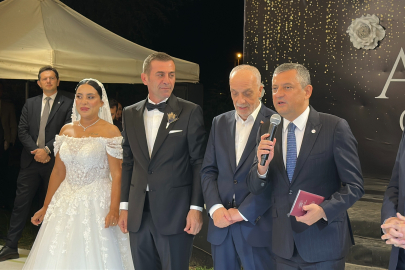 Özgür Özel Sakarya'da Nikah Şahidi Oldu