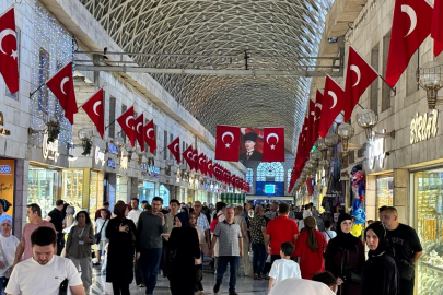 Bursa Kapalı Çarşı kırmızı-beyaz: Zafer coşkusu sardı!