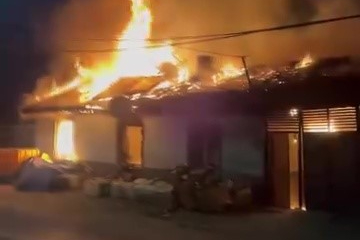 Tek katlı ev alevlere teslim oldu: Mahalleli sokağa döküldü