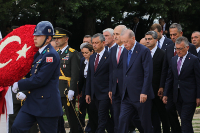 Erdoğan başkanlığındaki devlet erkanı Anıtkabir’de: “İstiklal ve istikbalimize kararlılıkla sahip çıkıyoruz”