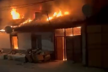 Karacabey'de bir ev alevlere teslim oldu