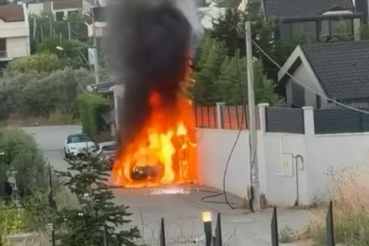 Park halindeki araç alev alev yandı