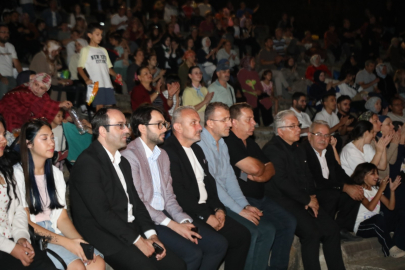Yeniceköy'de kurtuluş coşkusu: Gençlerden unutulmaz gece