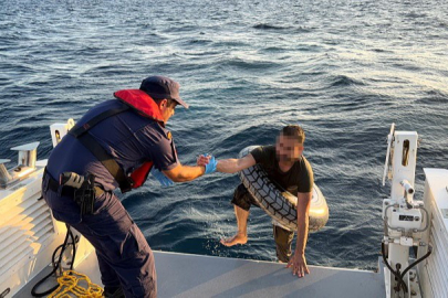 Bodrum açıklarında yüzerek kaçmaya çalışan göçmen yakalandı