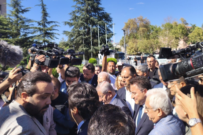Davutoğlu'na "Cumhurbaşkanına hakaret" soruşturması: Savcılığa geldi