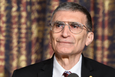 İlham Aliyev imzaladı: Aziz Sancar’a 'Şöhret Nişanı' takdim edildi