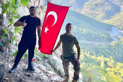 Sarp kayalıklara tırmanıp bayrağı değiştirdiler: Orhaneli'de anlamlı hareket