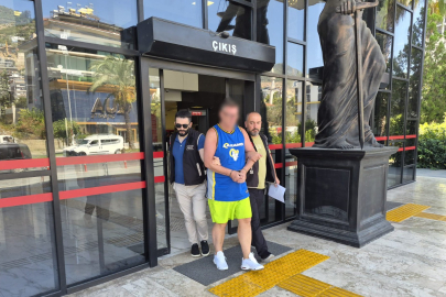Türk bayrağına tüküren İngiliz turist tutuklandı