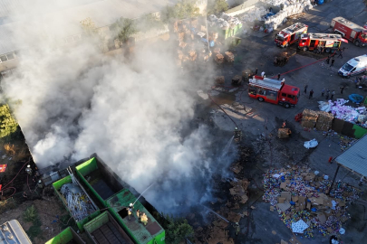 Osmangazi'de geri dönüşüm yangını: 8 araçla müdahale edildi