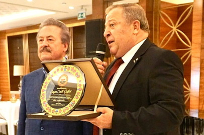 Emeklilerden Cavit Çağlar'a anlamlı vefa plaketi