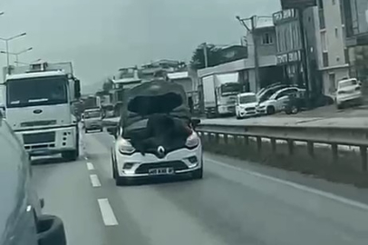 Bursa'da canını hiçe saydı: Seyir halindeki araçta tamirat