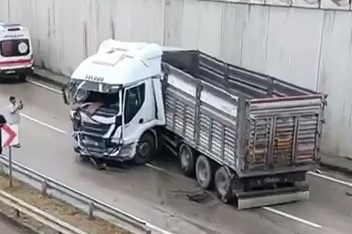 Nilüfer'de tır duvara çarparak makasladı: Sürücü yaralı