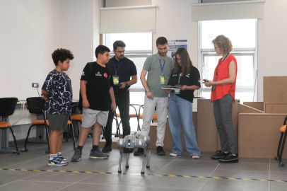 Ortaokul ve lise öğrencileri BTÜ'de robot köpekleri yönetti