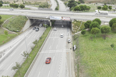 Kontrolden çıkan otomobil yoldan çıkarak yan yattı