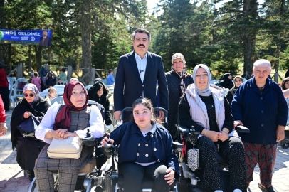 Yıldırımlı kadınlar teleferikle Uludağ'ın tadını çıkardı