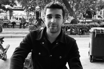 İki otomobil kafa kafaya çarpıştı: Genç sürücü can verdi