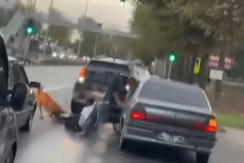 Köpeğin vatandaşı ayağından ısırıp sürüklediği anlar kamerada