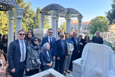 'Sanat Güneşi' Zeki Müren Bursa'da kabri başında anıldı