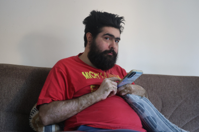 3 aylık tedaviyi bıraktı: Depremzede Barış yine telefona sarıldı