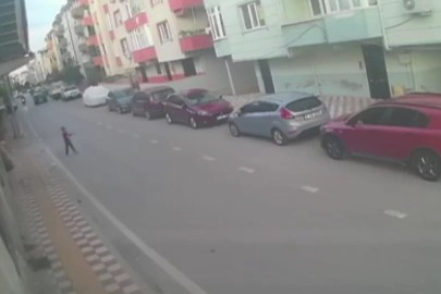 Aniden yola çıkan çocuğa motosiklet çarptı: Kaza anı kamerada