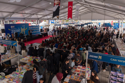Osmangazi Kitap Günleri’nde imza kuyruğu fuar alanının dışına taştı