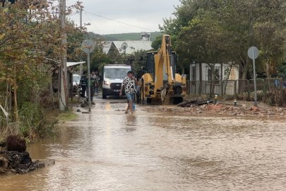 Mudanya'da şiddetli sağanak: Evleri ve bahçeleri su bastı