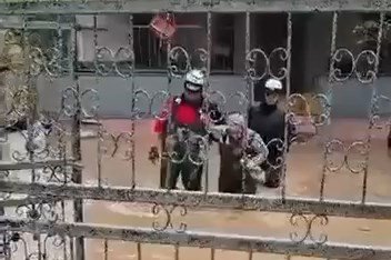 Sağanak sonrası su baskını: Ekipler mahsur kalanları kurtardı