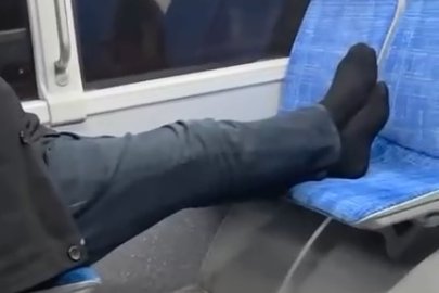 Otobüste pes dedirten rahatlık: Ayakkabısını çıkarıp uzattı
