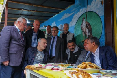 Özgür Özel sel felaketinin yaşandığı Rize'de esnafla buluştu