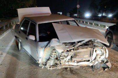 Bursa'da kontrolden çıkan otomobil bariyerlere çarptı: 2 yaralı