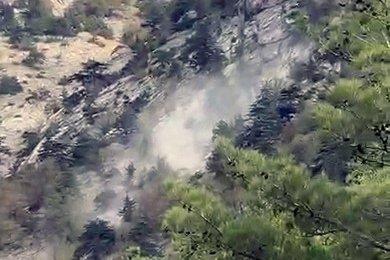 Deprem sırasında yamaçtan kopan kaya kütlesi paniğe neden oldu