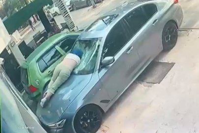 Otel penceresinden park halindeki otomobilin üzerine düştü