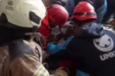 Çöken binada zamana karşı yarış: Çocuk sağ olarak kurtarıldı