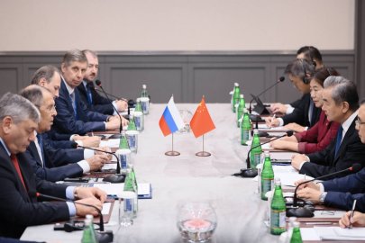 Bakü'deki zirvede kritik temas: Lavrov ve Wang Yi görüştü