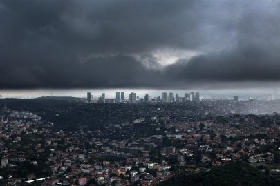 İstanbul'da sağanak öncesi kara bulutlar Boğaz'ı kapladı