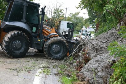 Doğancı'da heyelan paniği: Osmangazi ekipleri yolu temizledi
