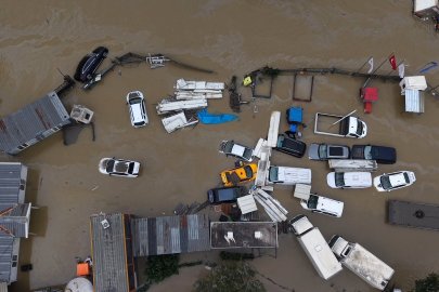 Kemerburgaz'da sel felaketi: Fabrikalar ve araçlar göle döndü