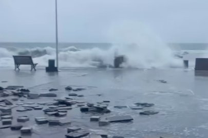 Mudanya'da fırtına ve sel felaketi: Kaldırım taşları söküldü