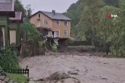 Sel suları dere kenarındaki evi saniyeler içinde yıktı!