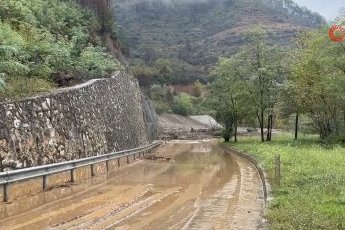 Sakarya'da toprak kayması nedeniyle iki mahalleye giriş kapandı