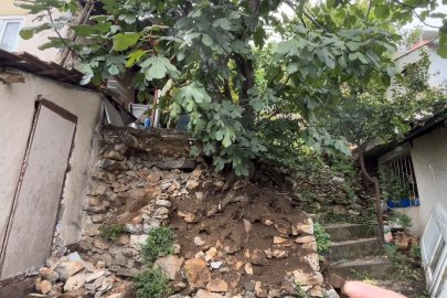 Bursa'da yağış sonrası toprak kayması: Taşlar yola savruldu