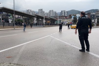 Kent Meydanı'nda dehşet anları: Bıçağı boğazına dayadı