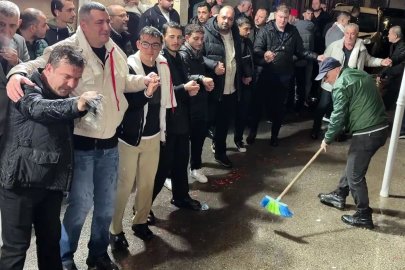 Yağmur altında saatlerce oynadılar: Düz duvara tırmandı