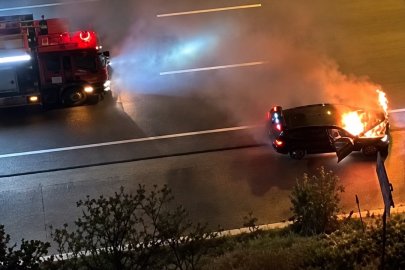 Mudanya yolunda lüks otomobilin motoru alev aldı